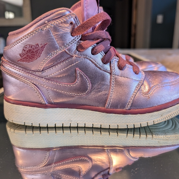 Nike Air Jordan 1 Mid SE Big Kids' Shoes 4Y in Shimmering Pink Rise - Picture 1 of 4
